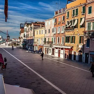 Superior In Via Garibaldi By Bricola Venecia